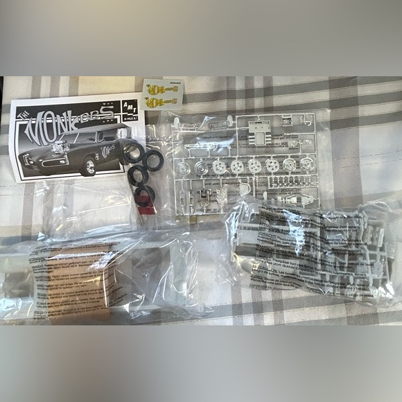 VINTAGE MONKEES MOBILE MODEL CAR KIT 2002 BARRIS CUSTOM 1:25 SCALE - Picture 3 of 9